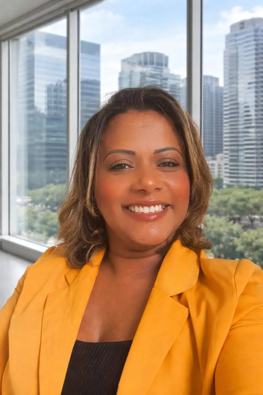 Priscila Felix, corretora de imóveis, em ambiente profissional
